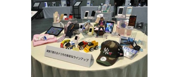 今回のラインナップは｢家族で使える｣をコンセプトに、デザインも画面サイズも機能も豊富。選ぶ楽しみ、使う楽しさがいっぱいだ。
