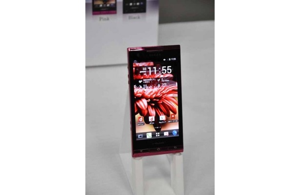 美しい発色と高精細な画面が魅力のREGZA Phone T-02D。デュアルコアプロセッサ、1310万画素カメラを搭載し、電池も1800mAhの大容量。地デジもnottvもたっぷり楽しめる。Xi対応。