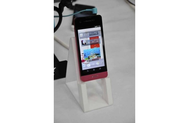 4.6インチの大画面ながら独特のarc形状で手にすんなりフィットするXPERIA GX SO-04D。別売のHDMI変換ケーブルでブラビアなどのテレビにつなぐだけでテレビでインターネットができる。
