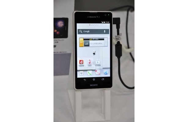 XPERIA SXは手のひらに収まるコンパクトサイズだが、デュアルコアでXiにも対応。ソニーのWalkmanのDNAを引き継いだテクノロジーで音楽を楽しめる。