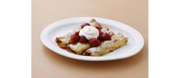人気No.6、イチゴとホイップクリームを薄いパンケーキで巻いたクレープ 