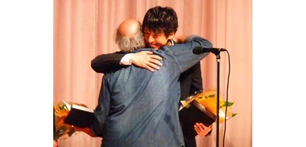 【写真を見る】『CUT』で監督賞を受賞したアミール・ナデリ監督と抱き合う西島秀俊ほか、授賞式の様子はこちら