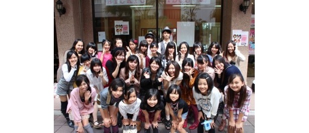 【写真を見る】ステージパフォーマンスを見せる「RYUKYU IDOL」ら詳細をチェック