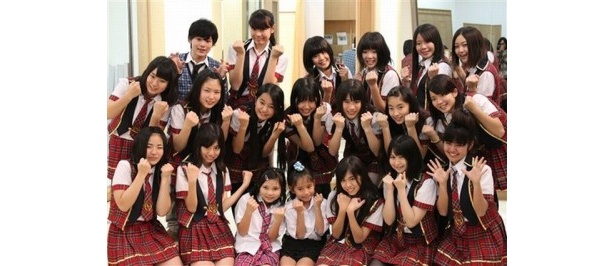 ステージでライブをする「RYUKYU IDOL」
