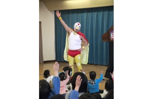 園内随所で紙芝居を披露するミナクルマスク