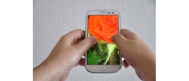 画面の2カ所を長押ししながら端末を前後に傾けると画像がズームイン、ズームアウトする