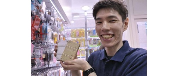 スタッフの上出幸一さんおすすめは「Trolley Case AppBank Store限定色｣(2480円)。ゴールドとシルバーの2色は心斎橋店だけの限定カラー。ブックタイプで開くと中にカードも入れられる