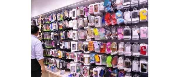ケースがずらりと並ぶ店内。その種類と数は圧倒的だ