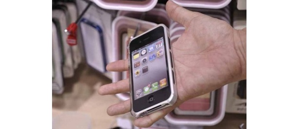 コチラも赤井のお気に入りのiPhoneバンパー「iPhone4S/ 4 VAPOR Comp」(9900円)