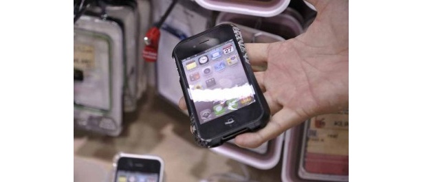 ちょっとゴシックな雰囲気のDRACOのアルミバンパー「iPhone4S/ 4 Tattoo Dragon」(9800円)は限定品