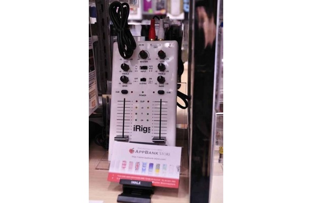 iPhoneで使えるIK Multimediaのモバイルミキサー「iRig MIX 」(10480円）。音楽好きならぜひ！