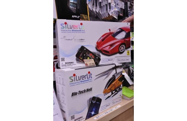 Bluetoothで操作するラジコンは本格派。上「Interactive Bluetooth Remote Control Enzo Ferrari｣(7980円)、下「「Interactive Bluetooth Remote Control」のヘリコプター。いずれもSilverlit