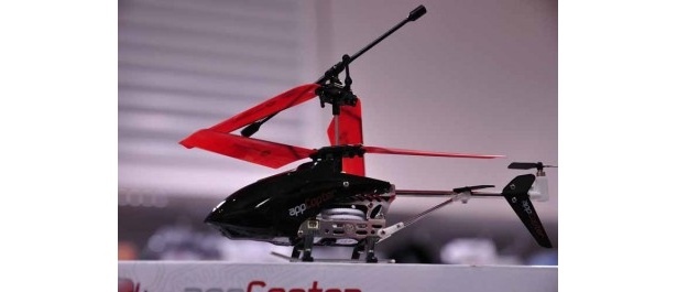 ライター鳴川のお気に入りはapp Copter（アプコプター）（6600円）。落下しても壊れにくく、飛行中はiPhoneからヘリの音がするのも楽しい