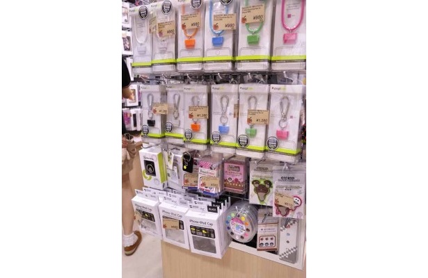 ホームボタンシールなど、アクセサリーもいろいろ