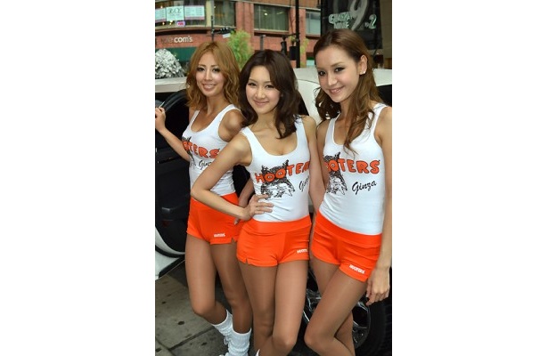 BeeBeeのメンバーは“1日フーターズ・ガール”を務めた