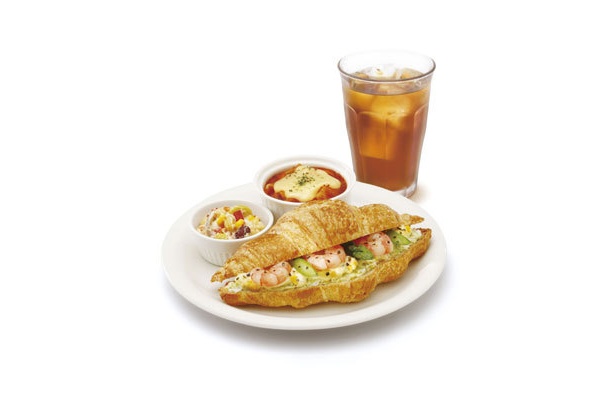 「小エビとアスパラのレモンペッパークロワッサンプレート」（670円）