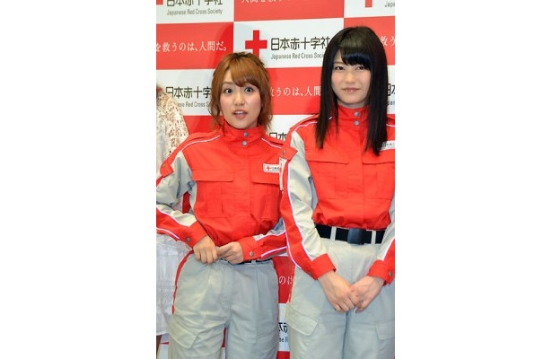 取材陣からの突然の質問に困惑気味の2人