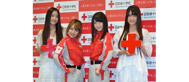 腕の赤十字マークをアピール