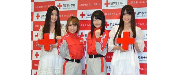 4人揃ってガッツポーズ
