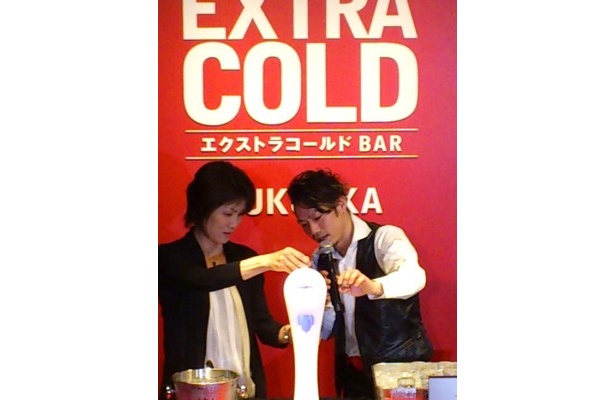 店舗オープン時に華麗な注ぎを披露した高橋選手。今回はお客さまに自らセルフサーブをレクチャー