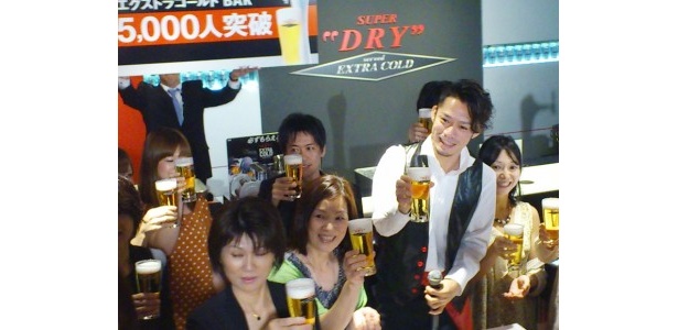 来店者5000人突破への感謝の気持ちを込めてエクストラコールドで乾杯！
