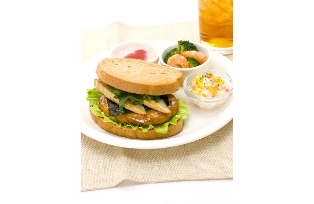 春の新作“鶏つくねサンド”と“ミルク珈琲”ベックスで新発売