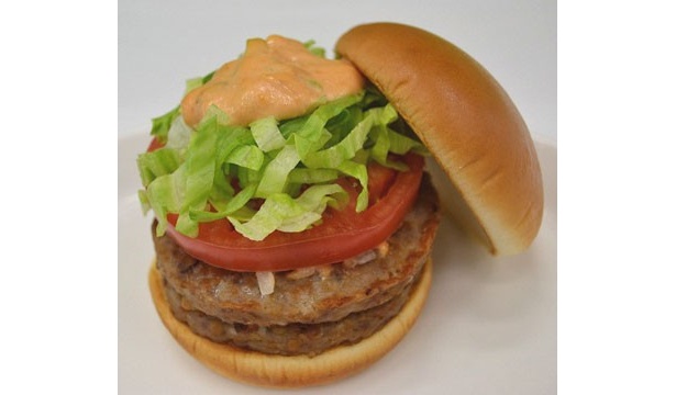 パティが2枚入った「Wモス野菜バーガー オーロラソース仕立て」