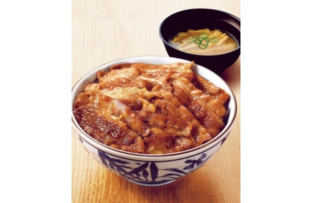 【写真を見る】定番の「焼き牛丼(味噌汁付き)」。価格は並盛り290円