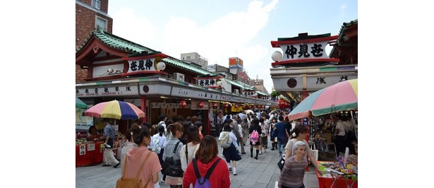 仲見世では修学旅行の学生の姿も多数見られた
