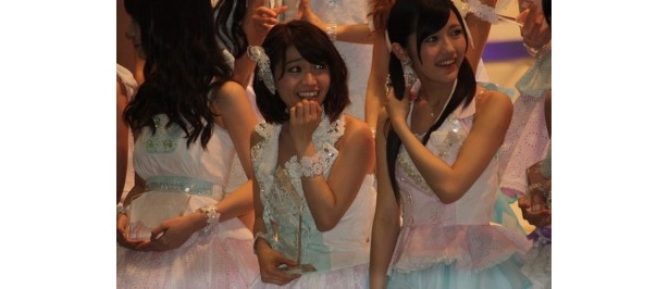 フォトセッション前にまゆゆと何やら……