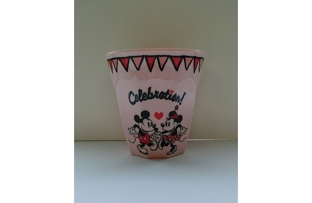 割れにくいのがうれしい。｢メラミンカップ（フラッグ柄）｣(525円)