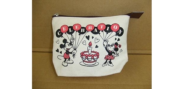 ｢ポーチ｣はミッキー＆ミニー柄(1155円)  