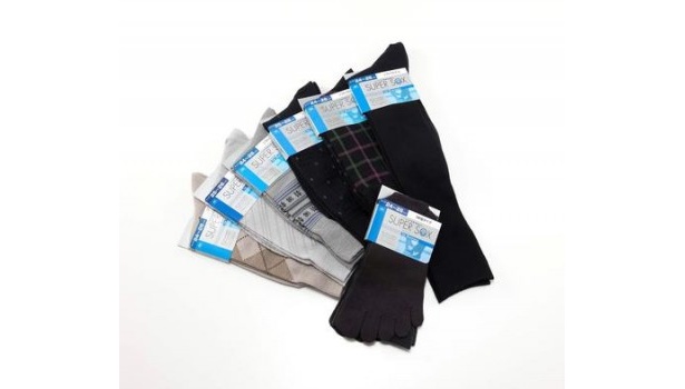 足のムレ、ニオイを軽減する靴下「SUPER SOX」