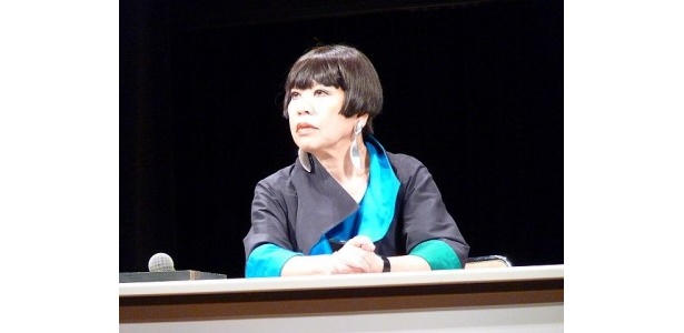 会場からの質問に丁寧に応じるコシノジュンコ
