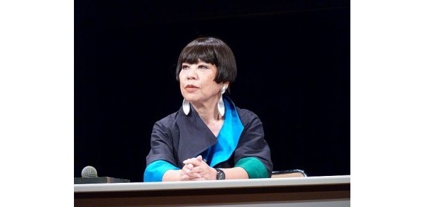 会場からの質問に丁寧に応じるコシノジュンコ