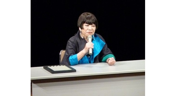 会場からの質問に丁寧に応じるコシノジュンコ