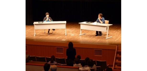 対談に興じるコシノジュンコと平田大一沖縄県文化観光スポーツ部長