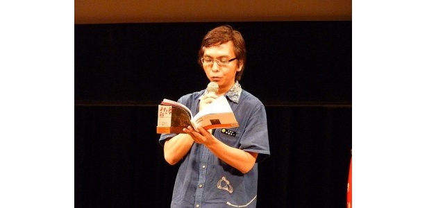 19歳のときに書いたという自らの文章を特に学生に向けて朗読する平田大一沖縄県文化観光スポーツ部長