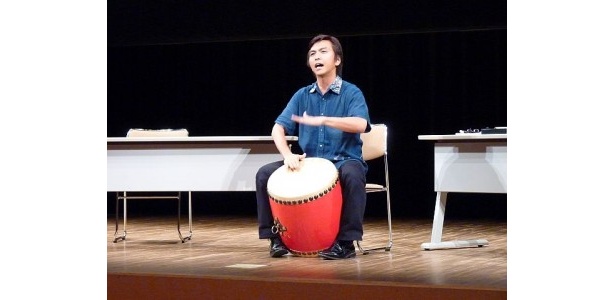 平田部長は太鼓を演奏しながら自身の作詞作曲した“大きな太陽の歌”の意味を持つ曲を披露