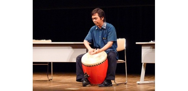 平田部長は太鼓を演奏しながら自身の作詞作曲した“大きな太陽の歌”の意味を持つ曲を披露