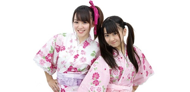 京都のご当地アイドルユニット「Piminy」。高校生の高倉はづき(左)とかんな(右)の姉妹が登場
