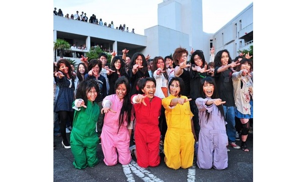 【写真を見る】ゾンビになったももクロも！　「ももクロVS100人のゾンビSAVE」収録の様子はコチラ！