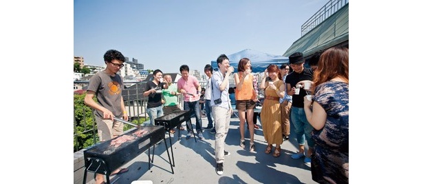 SA恵比寿の屋上BBQパーティ。天気のいい昼間だけでなく、夜に開催することも。
