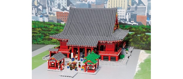 浅草寺 本堂前にある大香炉の横には、記念写真を撮るカップルの姿も