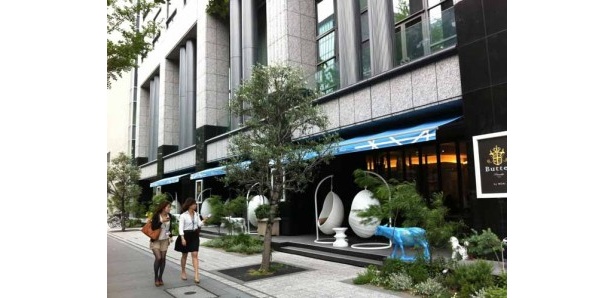 オープンカフェも備えたラグジュアリーな店構え