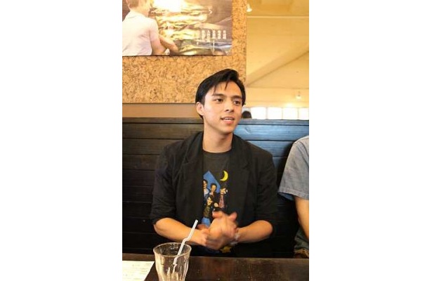 【写真を見る】初出演映画が地元沖縄で公開されるにあたり興奮気味の満島真之介