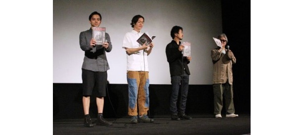 パンフレットを紹介する4人