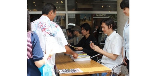 舞台あいさつ後のサイン会で笑顔を見せる4人