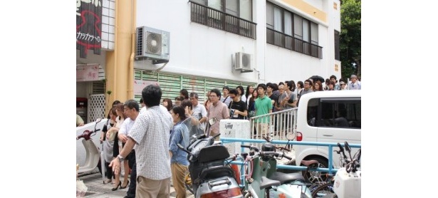 桜坂劇場前にはサインを求めるファンの長蛇の列ができた