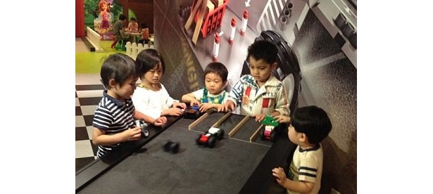子供も夢中に！レゴで作った車をサーキットで走らせていた